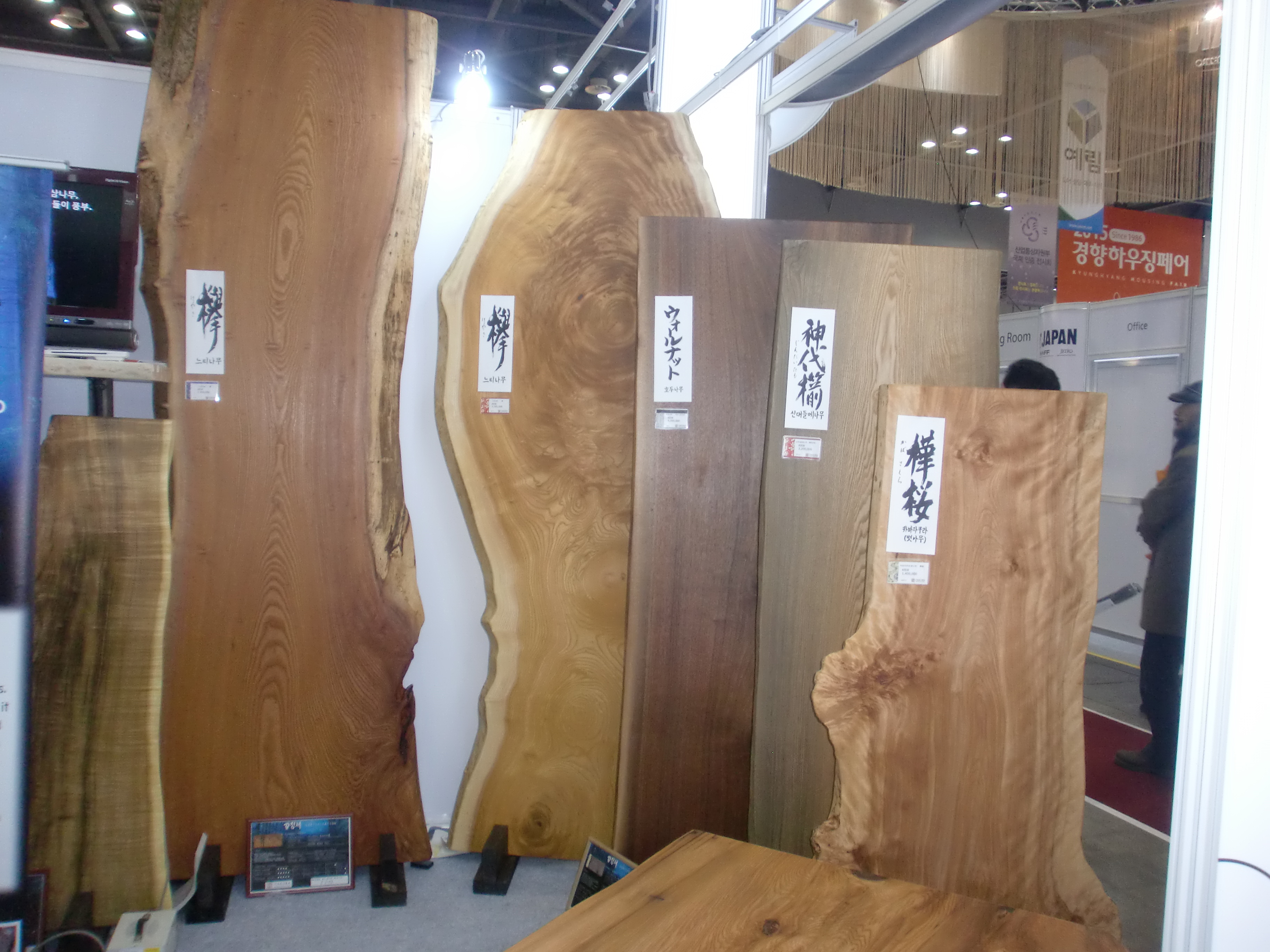 ケヤキなど日本で製材された銘木を海外の展示会に出展